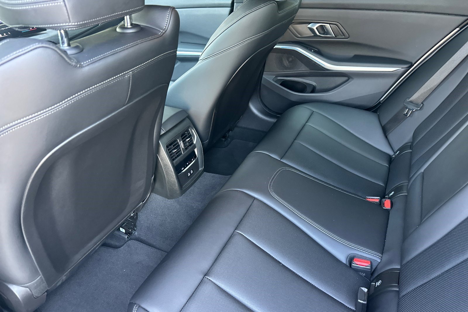 Used 2025 BMW 330i Sedan w/ Convenience Package image 15