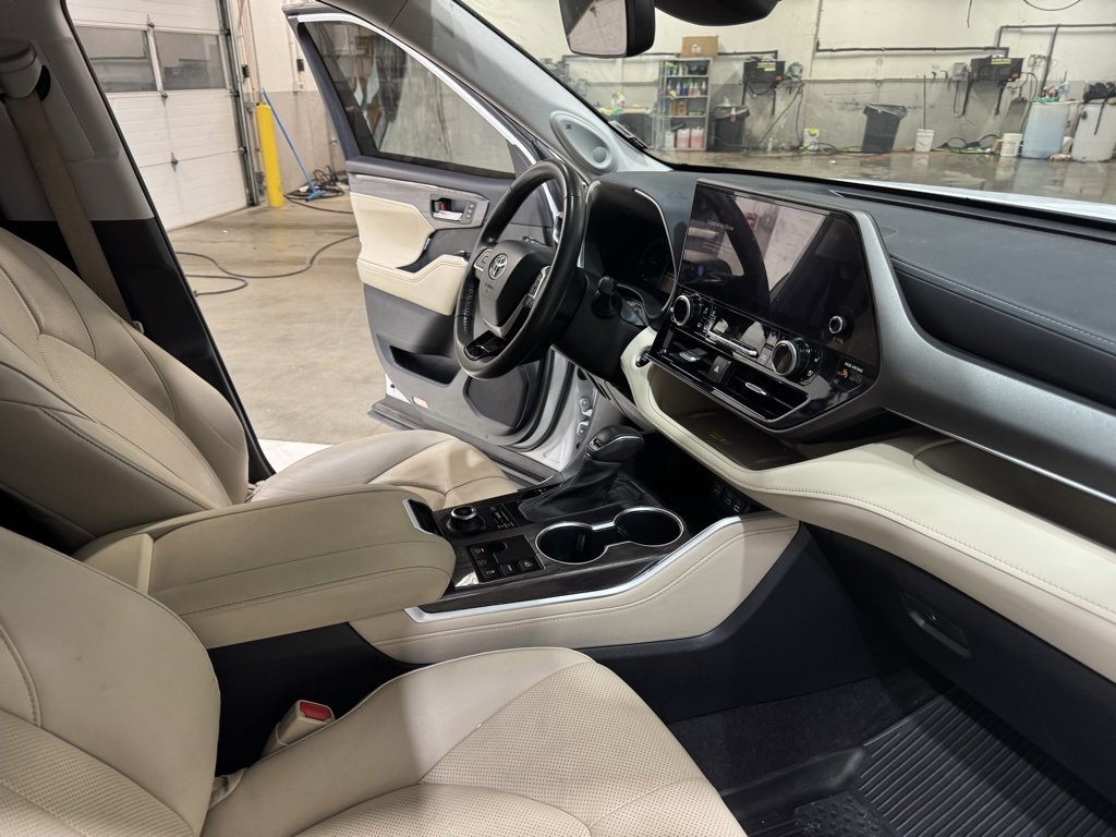 Used 2023 Toyota Highlander L image 32