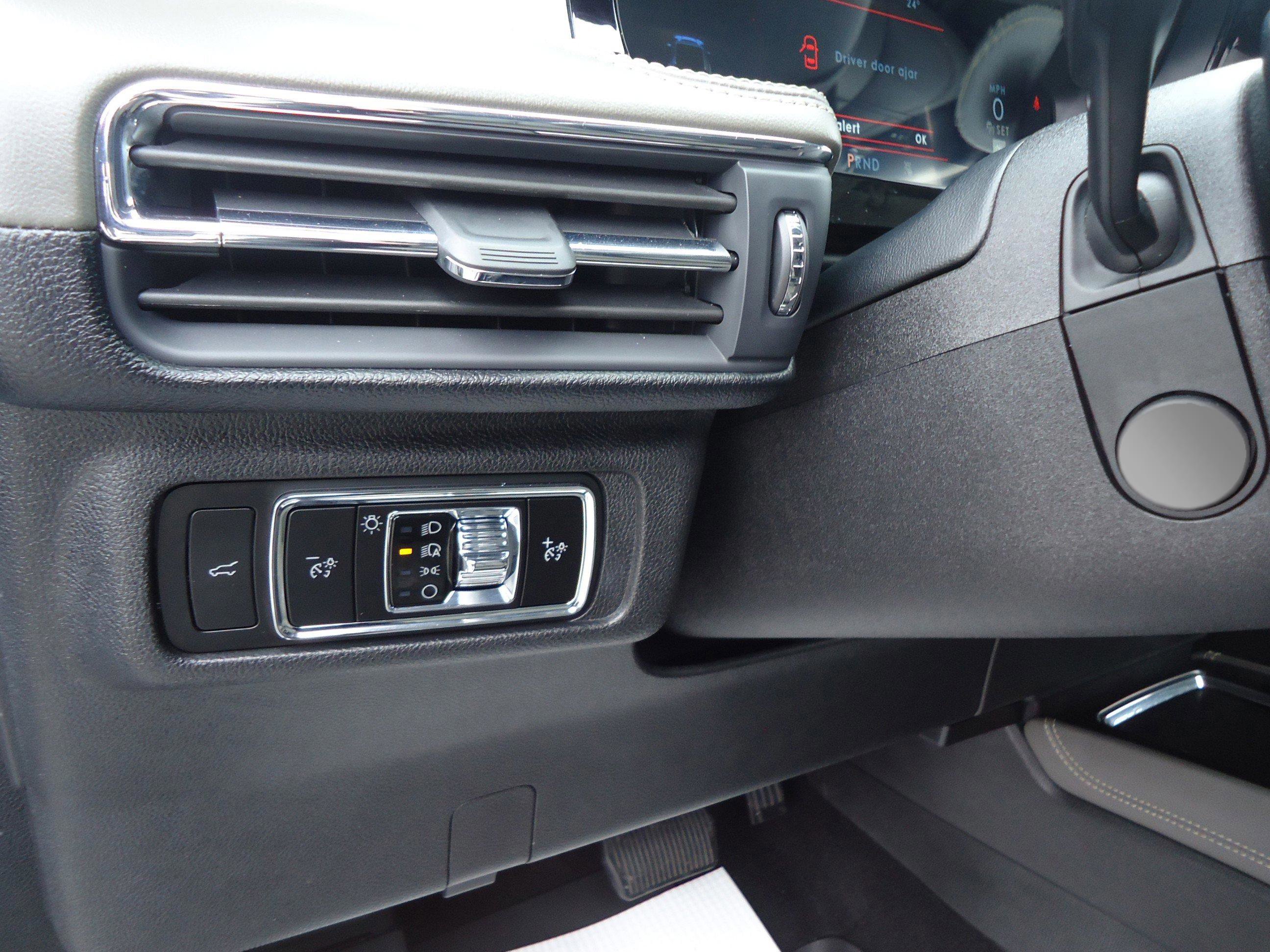 Used 2025 Lincoln Corsair AWD w/ Equipment Group 101A image 14