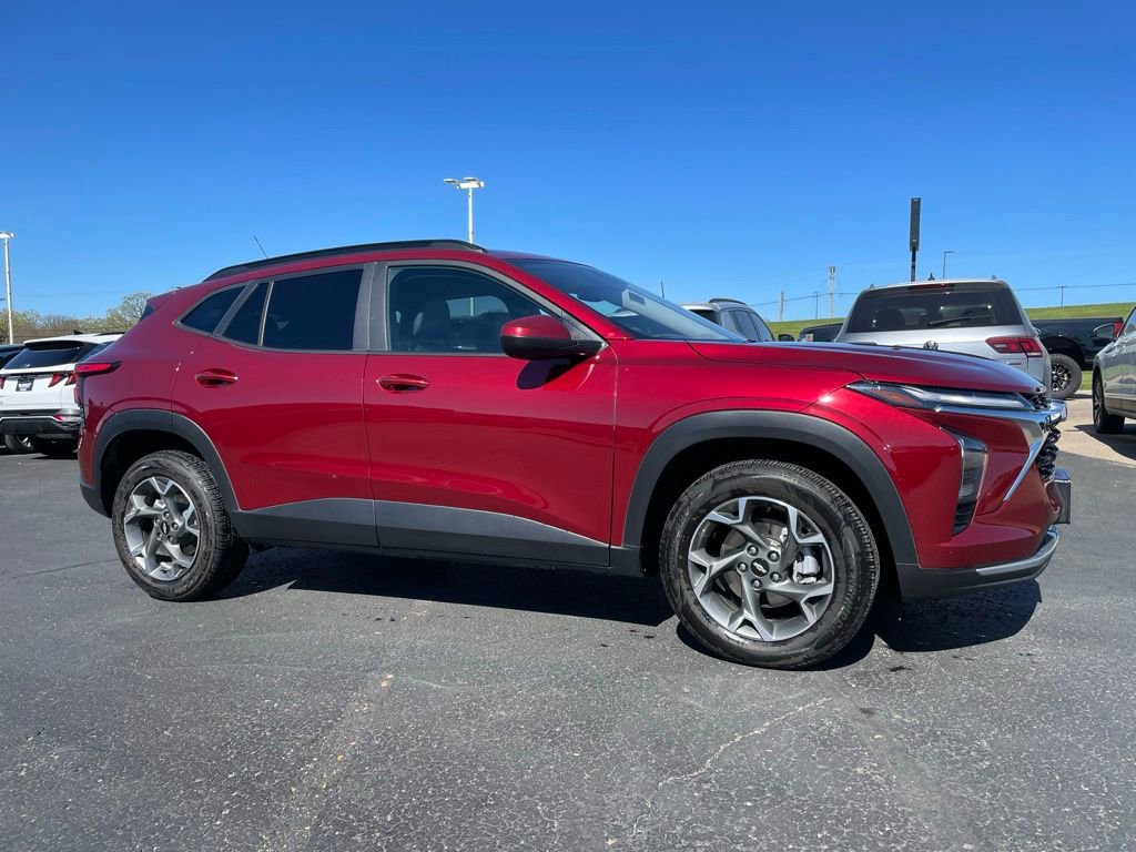 Used 2025 Chevrolet Trax LT FWD image 2