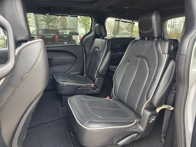 Used 2025 Chrysler Pacifica Limited FWD image 20