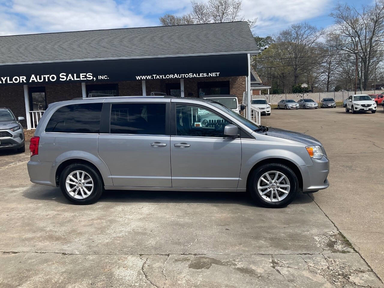 Used 2019 Dodge Grand Caravan SXT FWD image 2