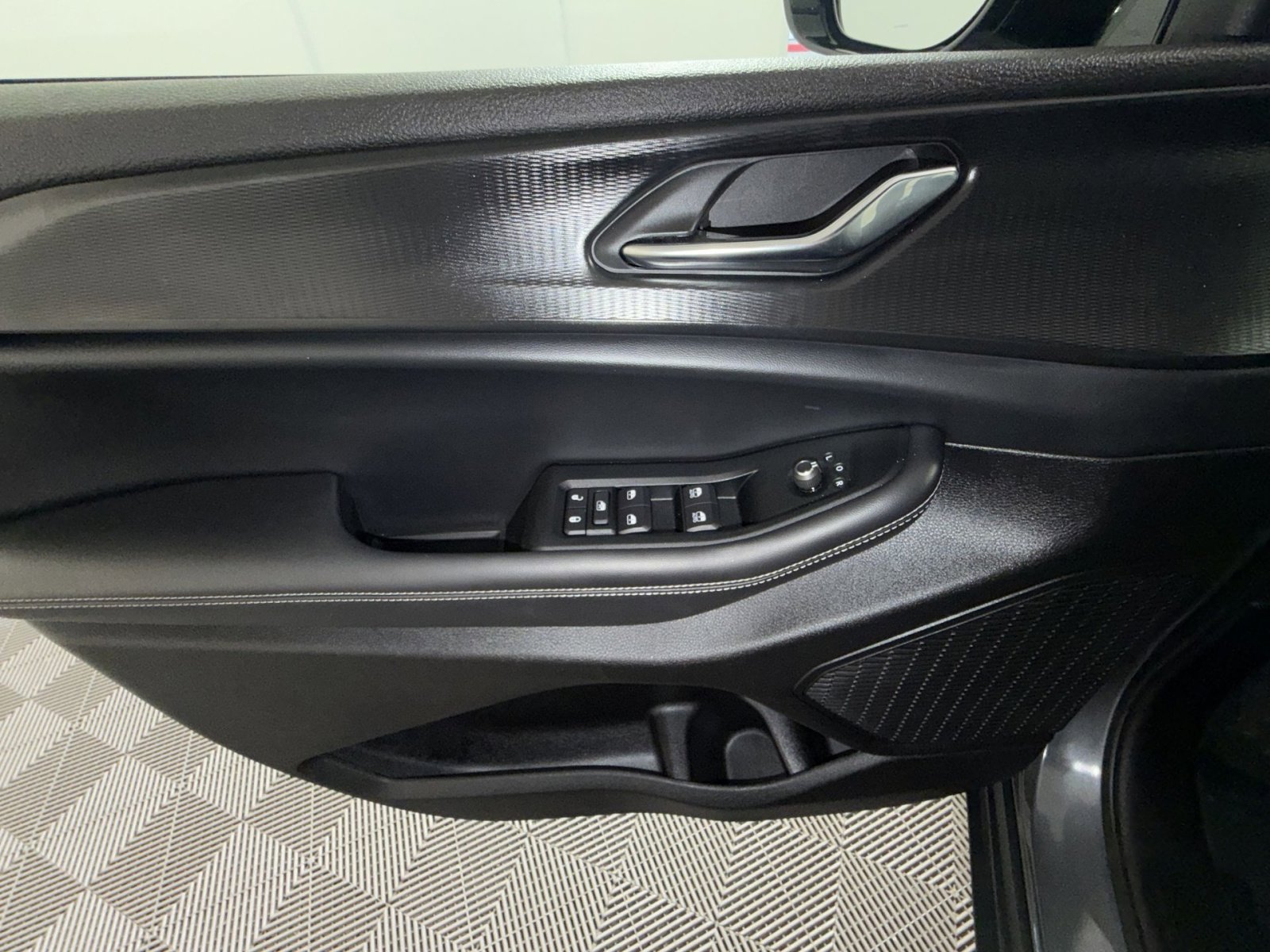 Used 2025 Jeep Grand Cherokee Altitude image 15