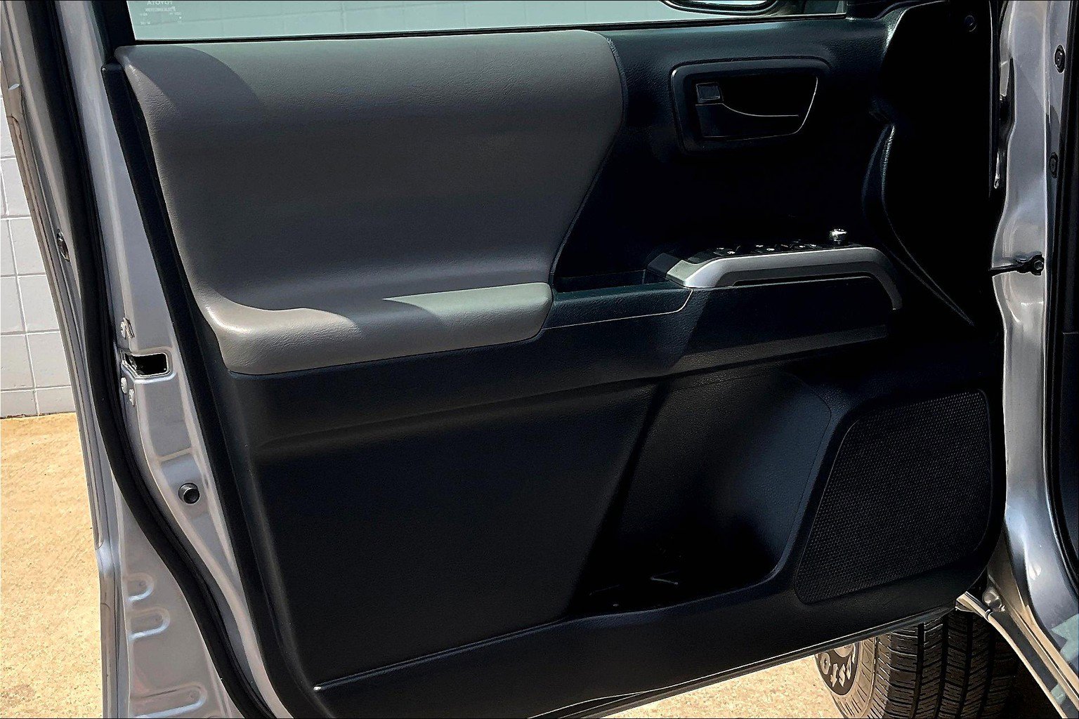 Used 2018 Toyota Tacoma SR5 RWD image 22