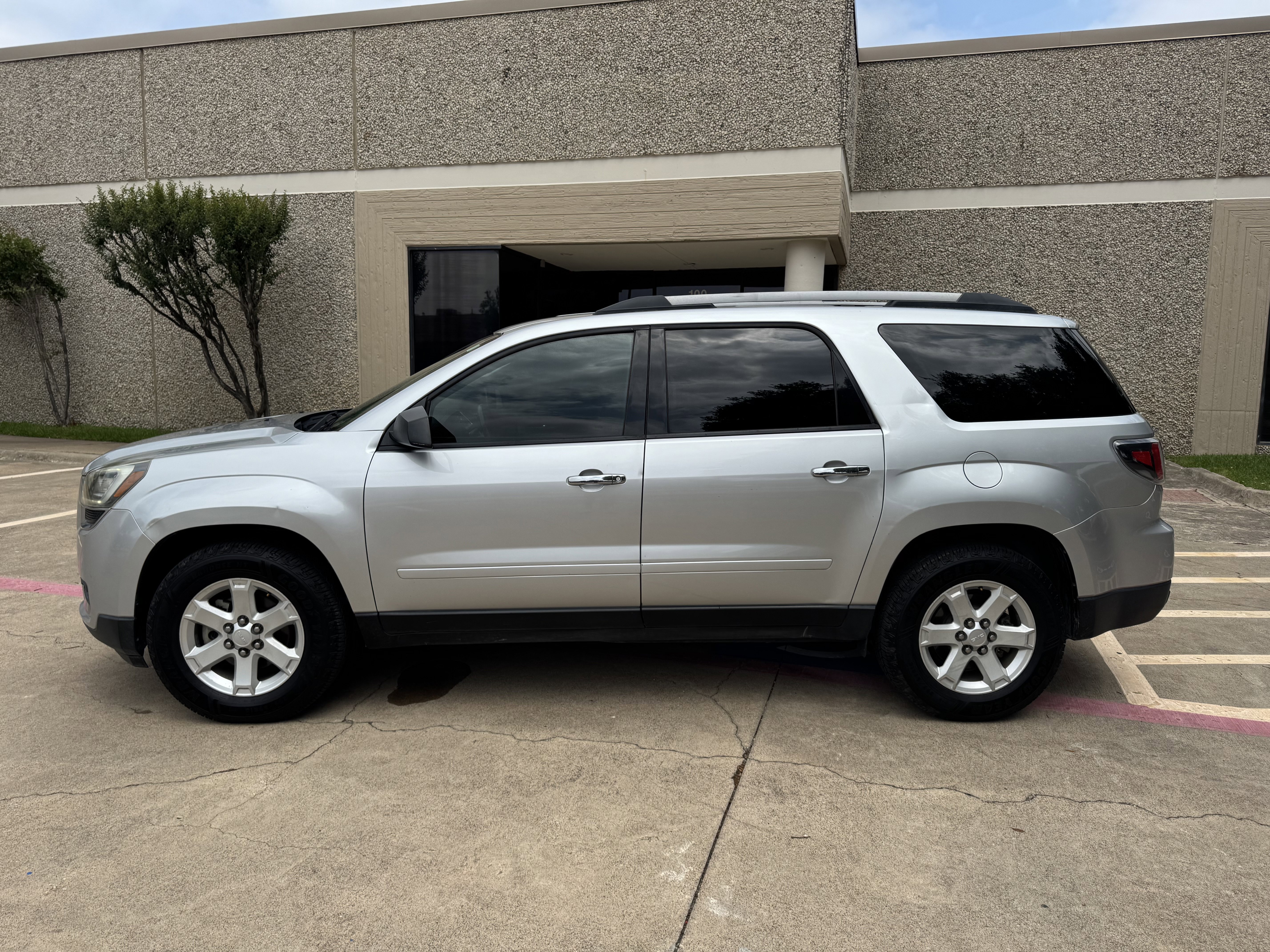 Used 2015 GMC Acadia SLE FWD image 3