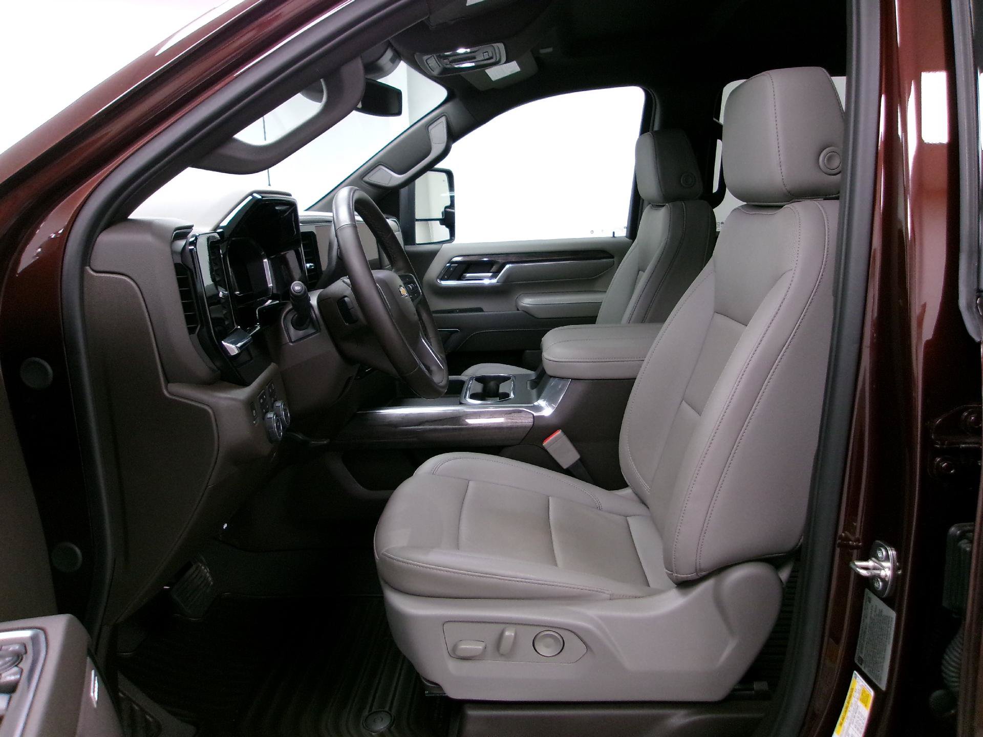 Used 2024 Chevrolet Silverado 2500 LTZ w/ LTZ Convenience Package AWD/4WD image 8