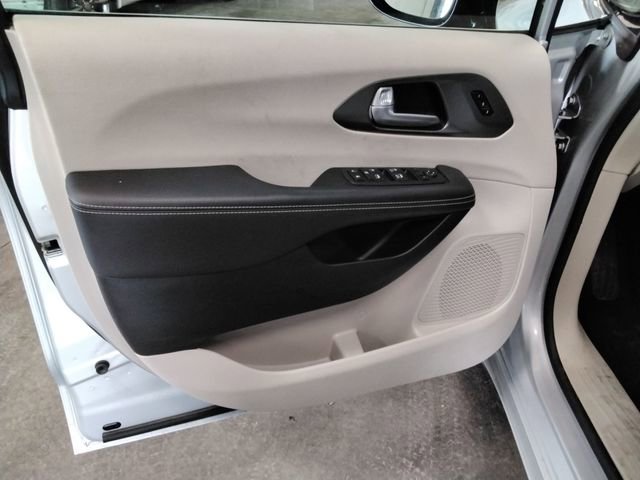 Used 2024 Chrysler Pacifica Touring-L image 29