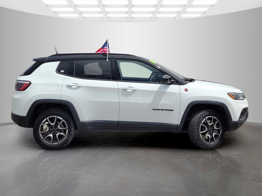 Used 2025 Jeep Compass Trailhawk image 3