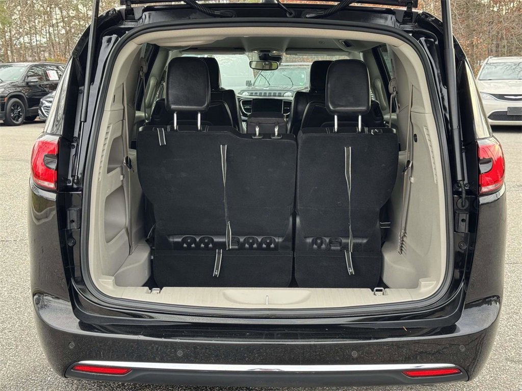 Used 2024 Chrysler Pacifica Touring-L image 16