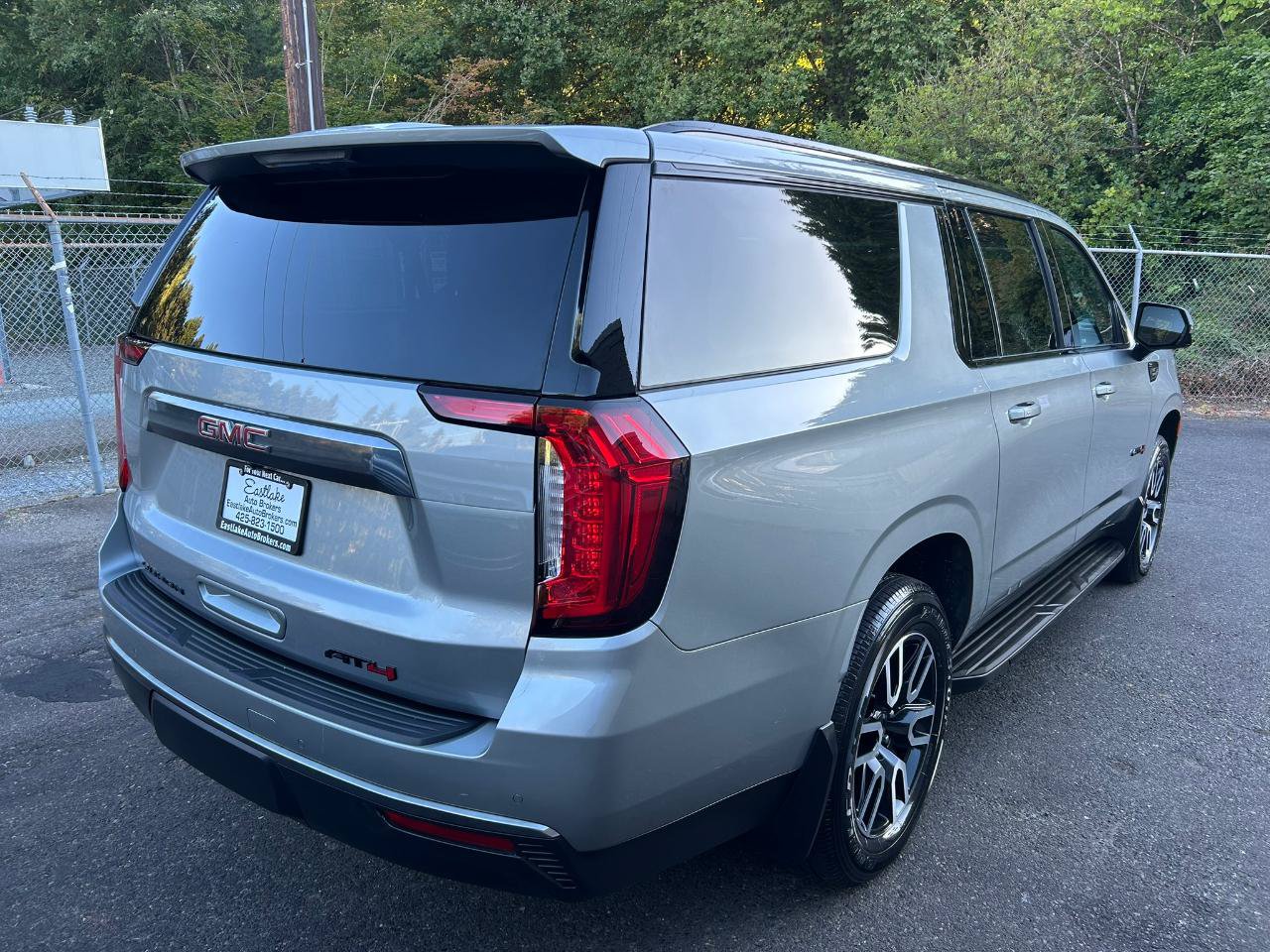 Used 2024 GMC Yukon XL AT4 w/ Technology Package AWD/4WD image 5