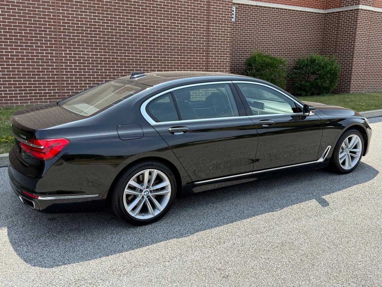 Used 2017 BMW 750i xDrive AWD/4WD image 12