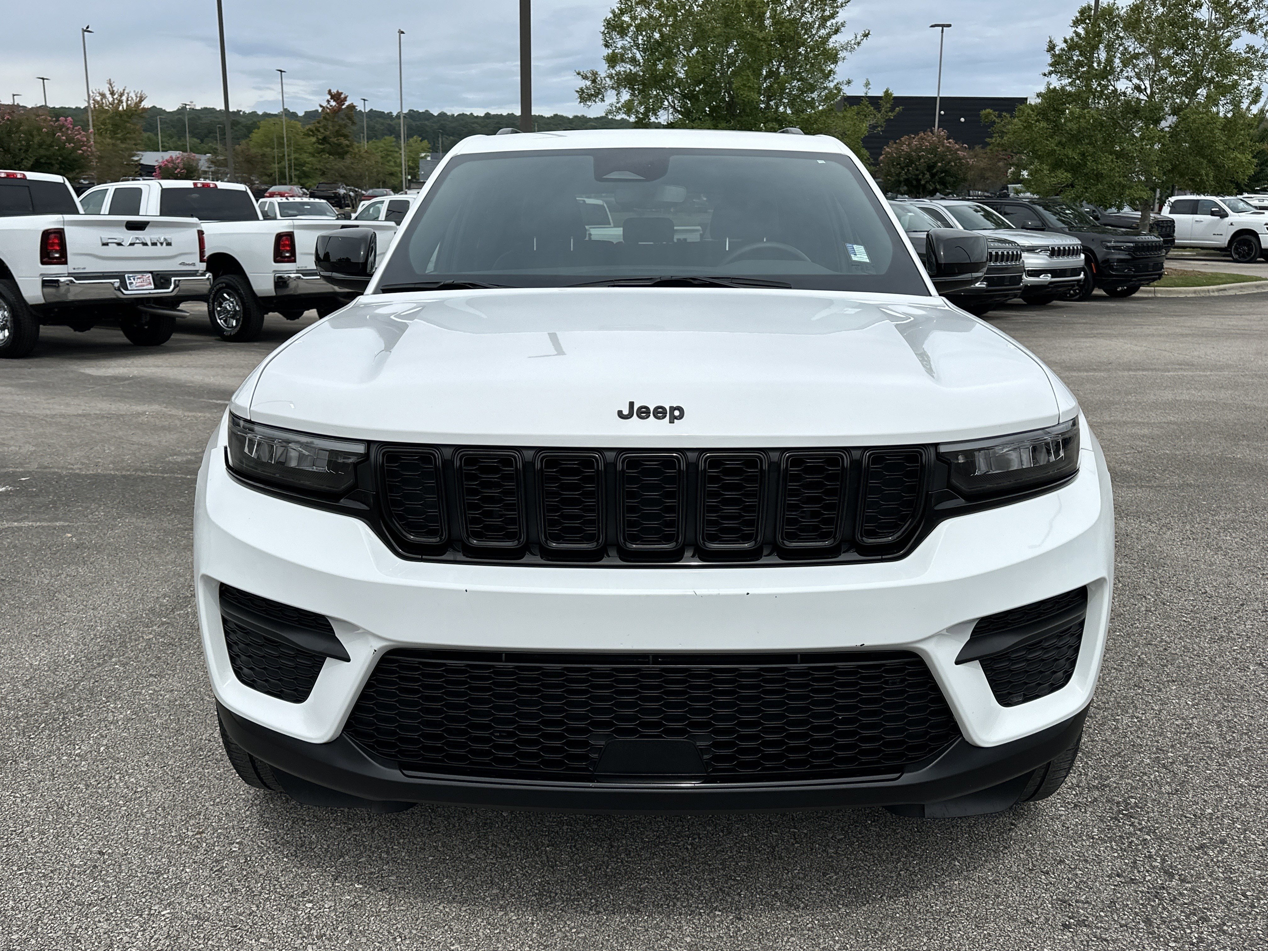 Used 2023 Jeep Grand Cherokee Altitude image 2