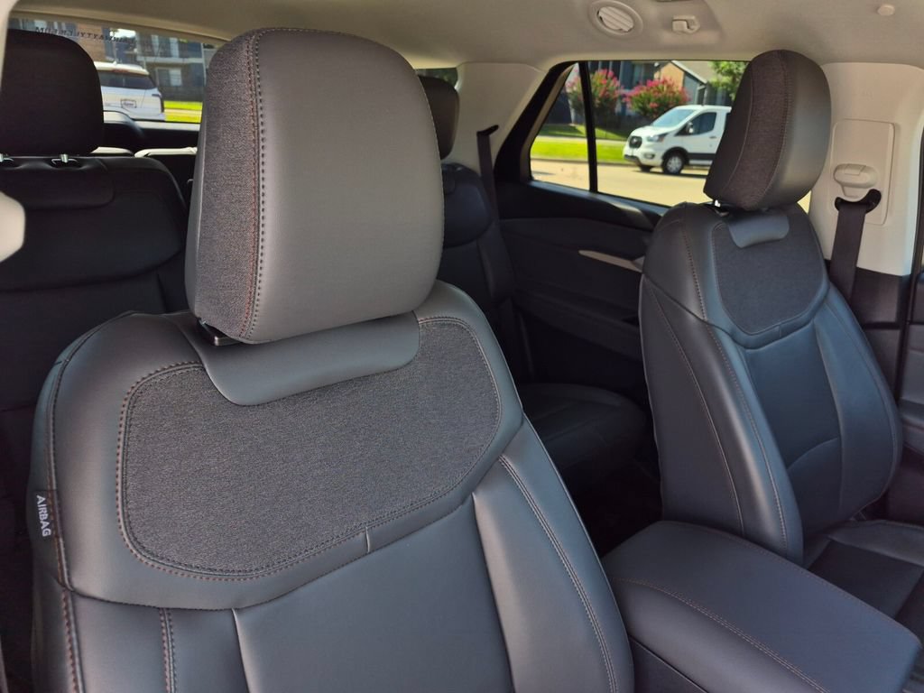 Used 2025 Ford Explorer Active w/ Active Comfort Package RWD image 38