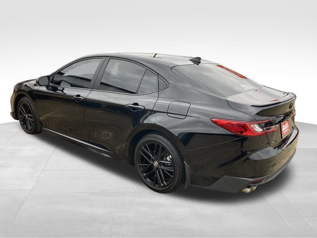 Used 2025 Toyota Camry SE image 3
