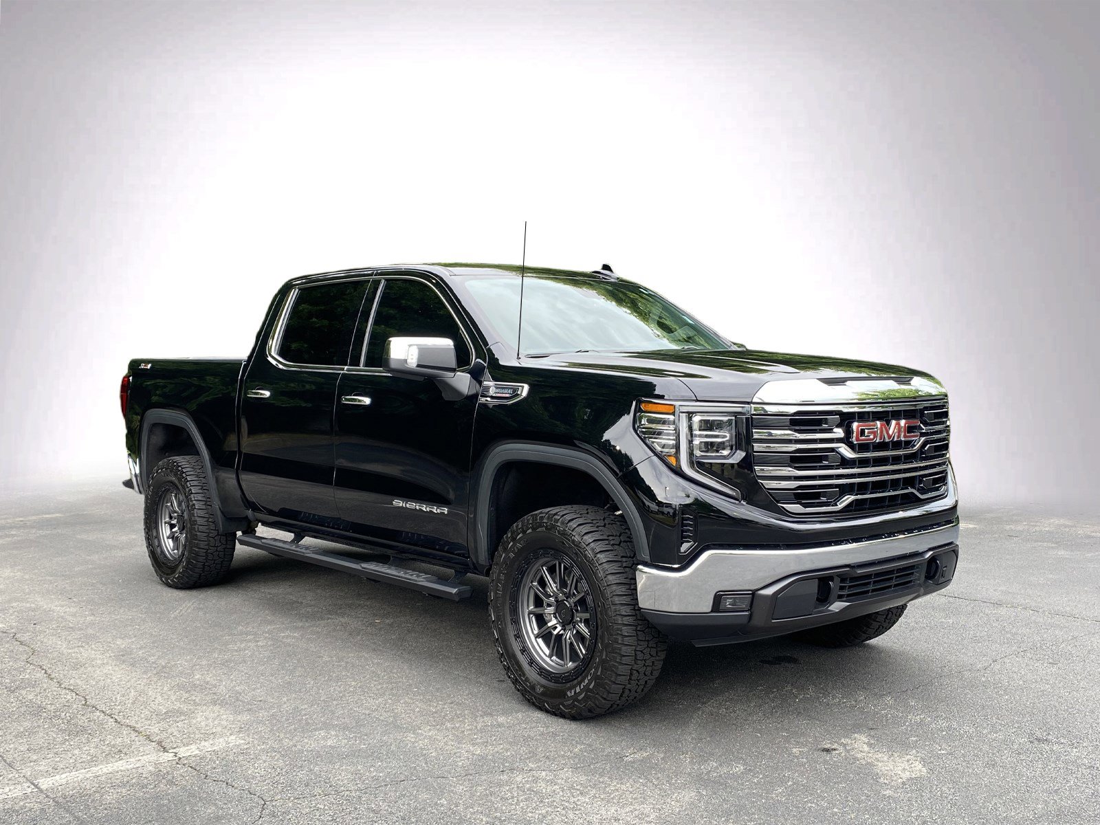 Used 2024 GMC Sierra 1500 SLT AWD/4WD image 2