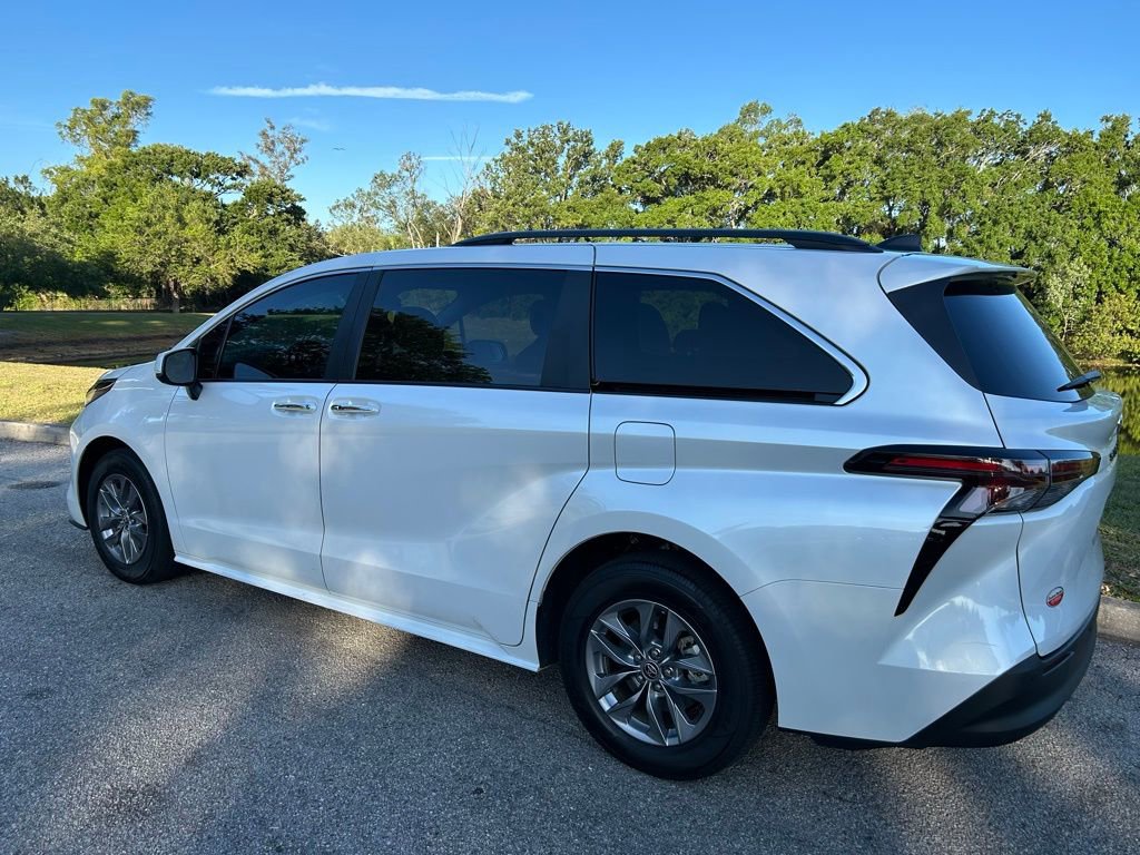 Used 2024 Toyota Sienna XLE FWD image 3