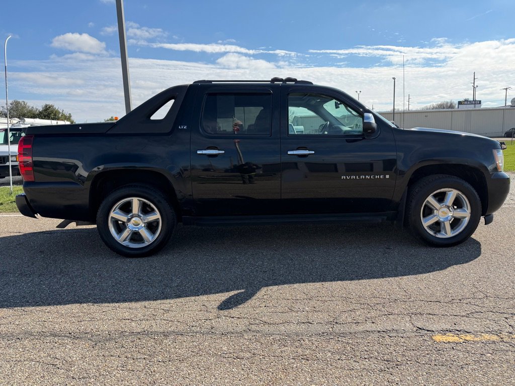 Used 2008 Chevrolet Avalanche LT AWD/4WD image 19