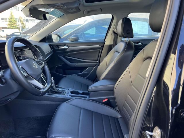 Certified 2023 Volkswagen Jetta SE w/ Panoramic Sunroof Package image 19
