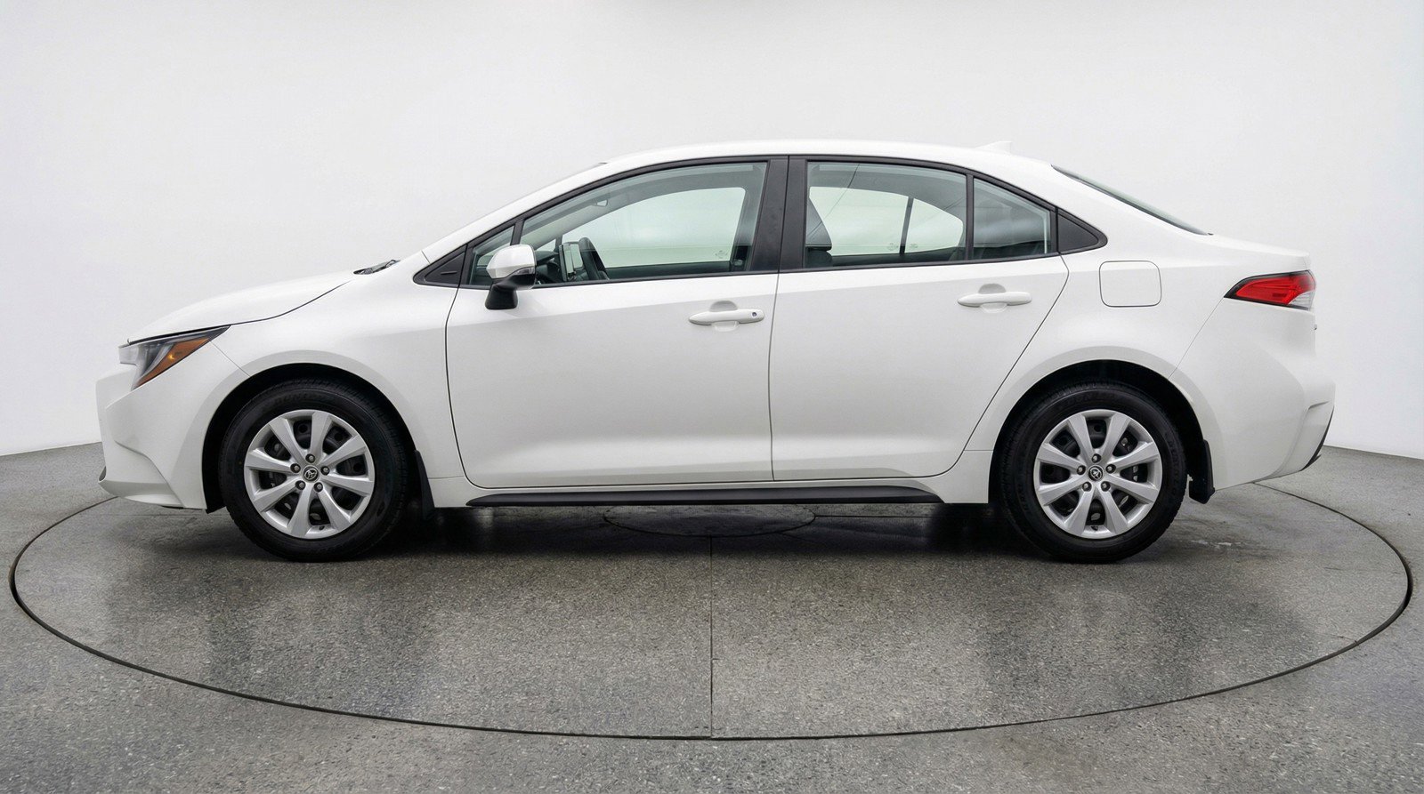 Used 2025 Toyota Corolla LE FWD image 5