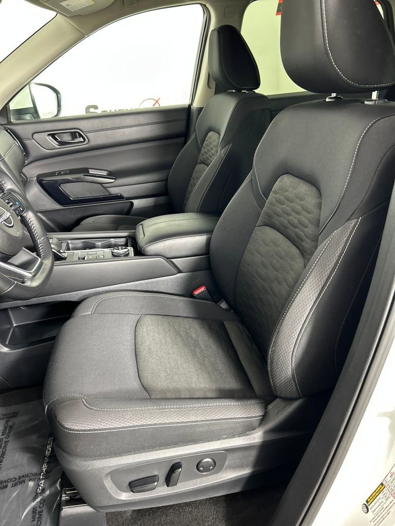 Used 2025 Nissan Pathfinder SV image 12