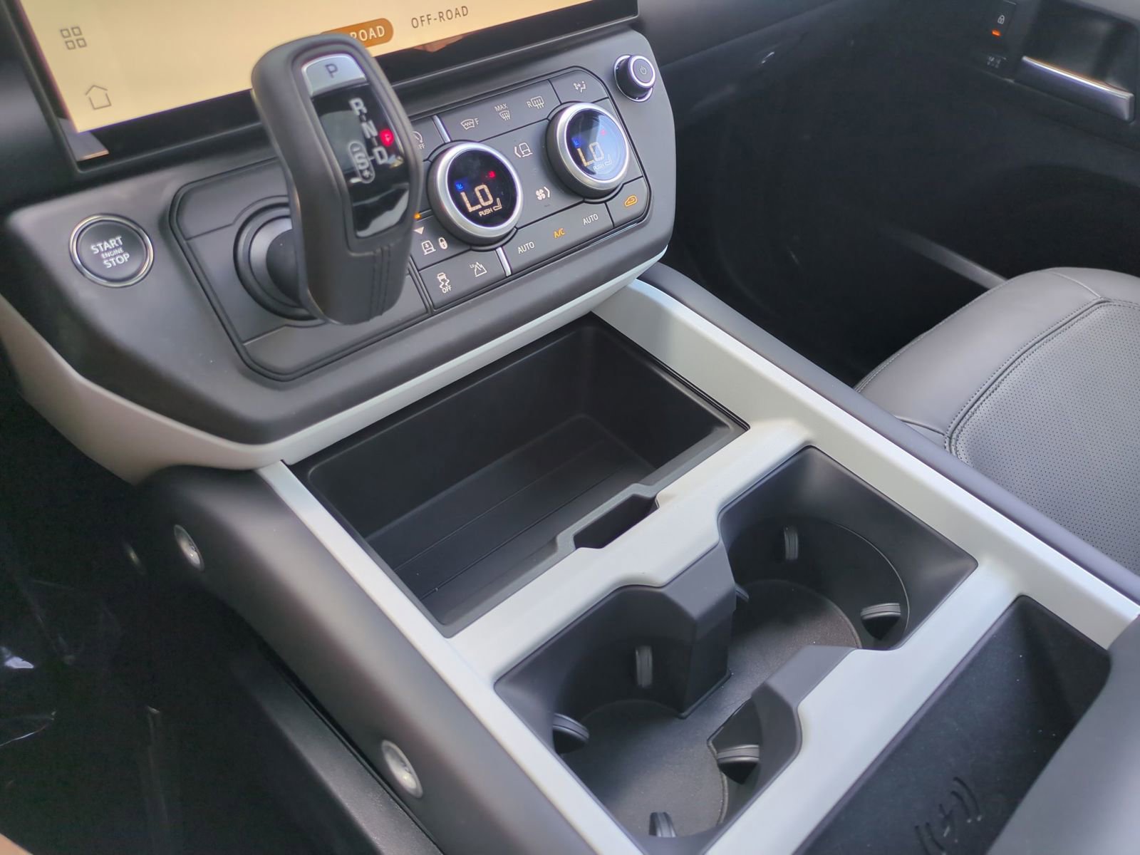 New 2026 Land Rover Defender 110 X-Dynamic SE image 22