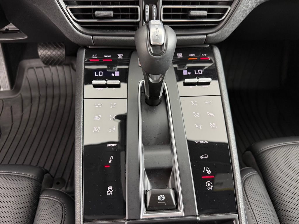Certified 2026 Porsche Macan AWD/4WD image 18