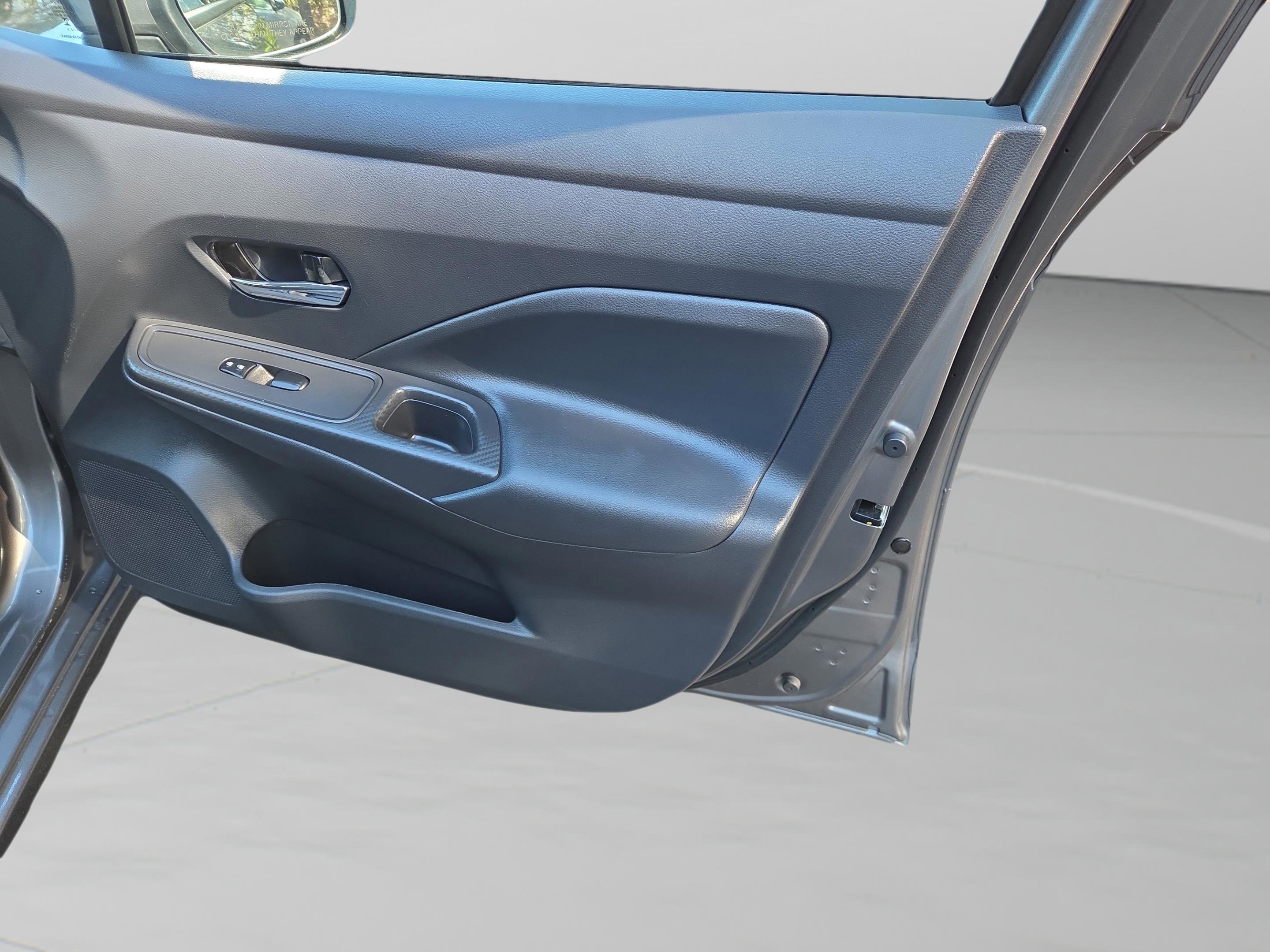 Used 2025 Nissan Versa SV image 39