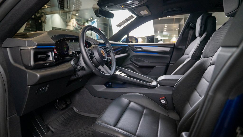 Used 2024 Porsche Macan 4 Electric AWD/4WD image 4