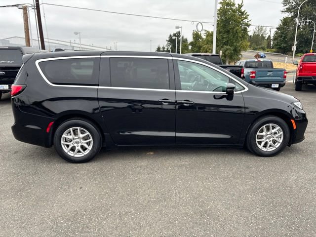 Used 2024 Chrysler Pacifica Touring-L FWD image 6