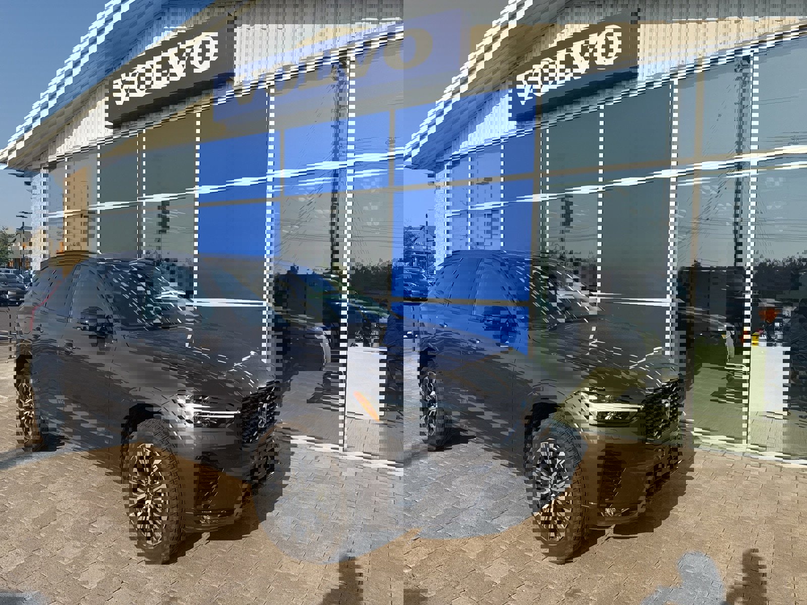 New 2025 Volvo XC60 B5 Core w/ Protection Package Premier