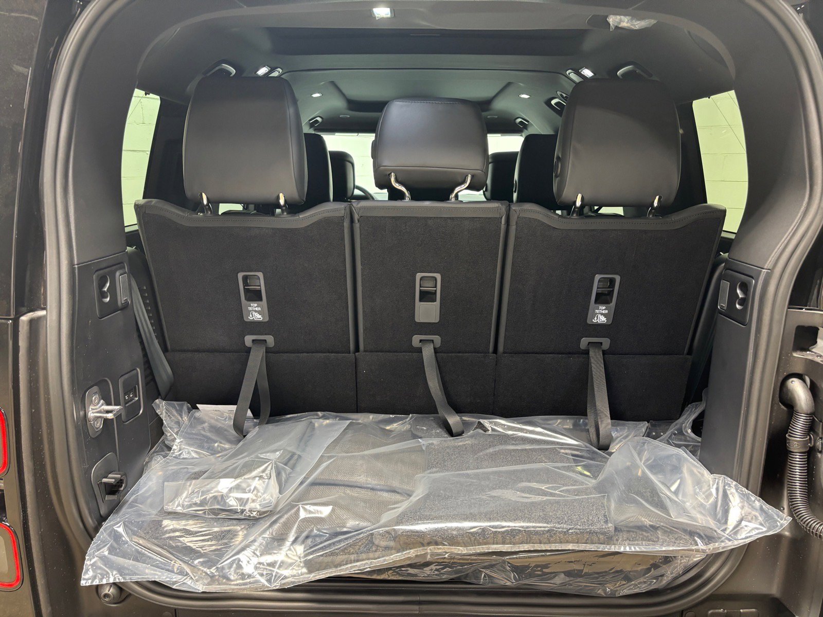 New 2026 Land Rover Defender 130 X-Dynamic SE AWD/4WD image 46