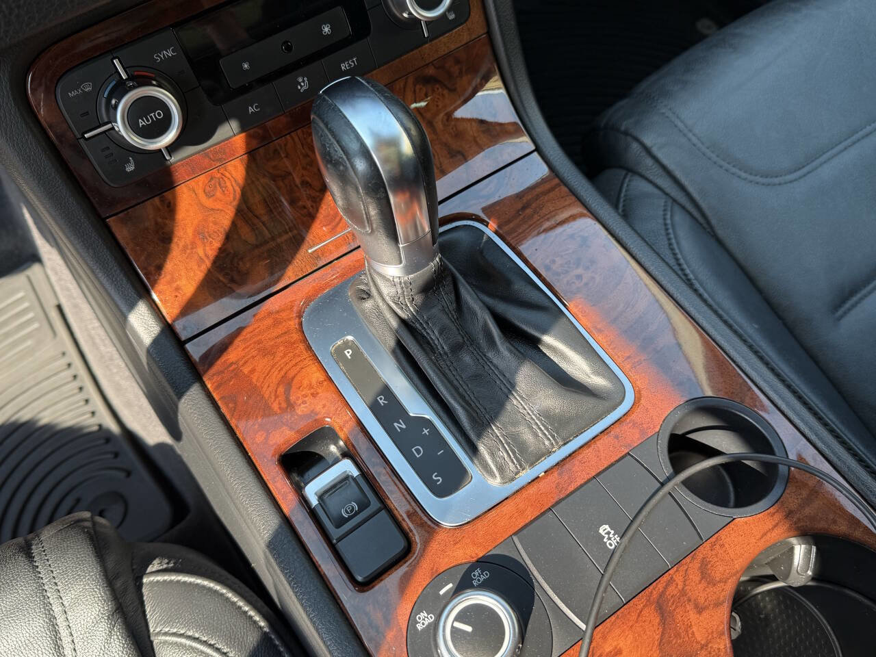 Used 2012 Volkswagen Touareg Sport image 28