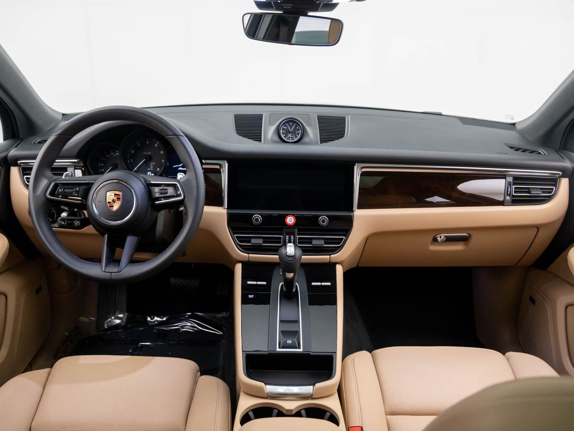 Certified 2025 Porsche Macan image 9