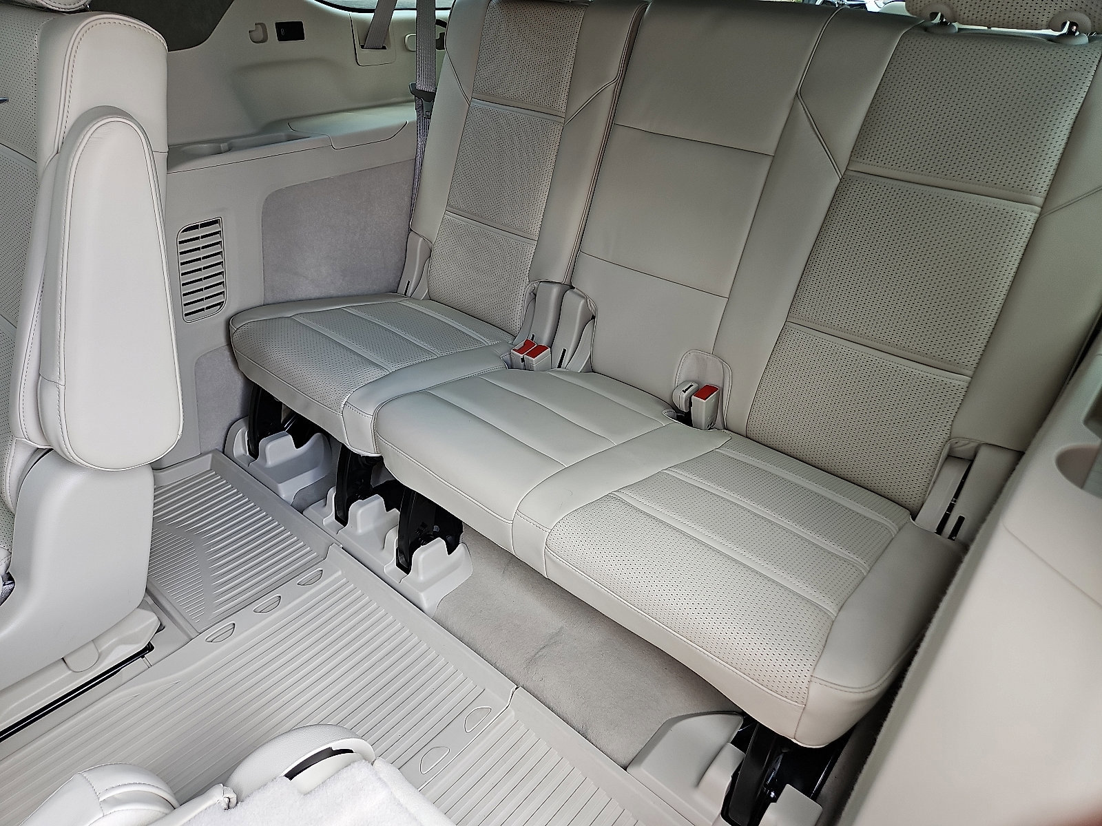 Certified 2024 Cadillac Escalade ESV Sport Platinum w/ LPO, Floor Liner Package image 9