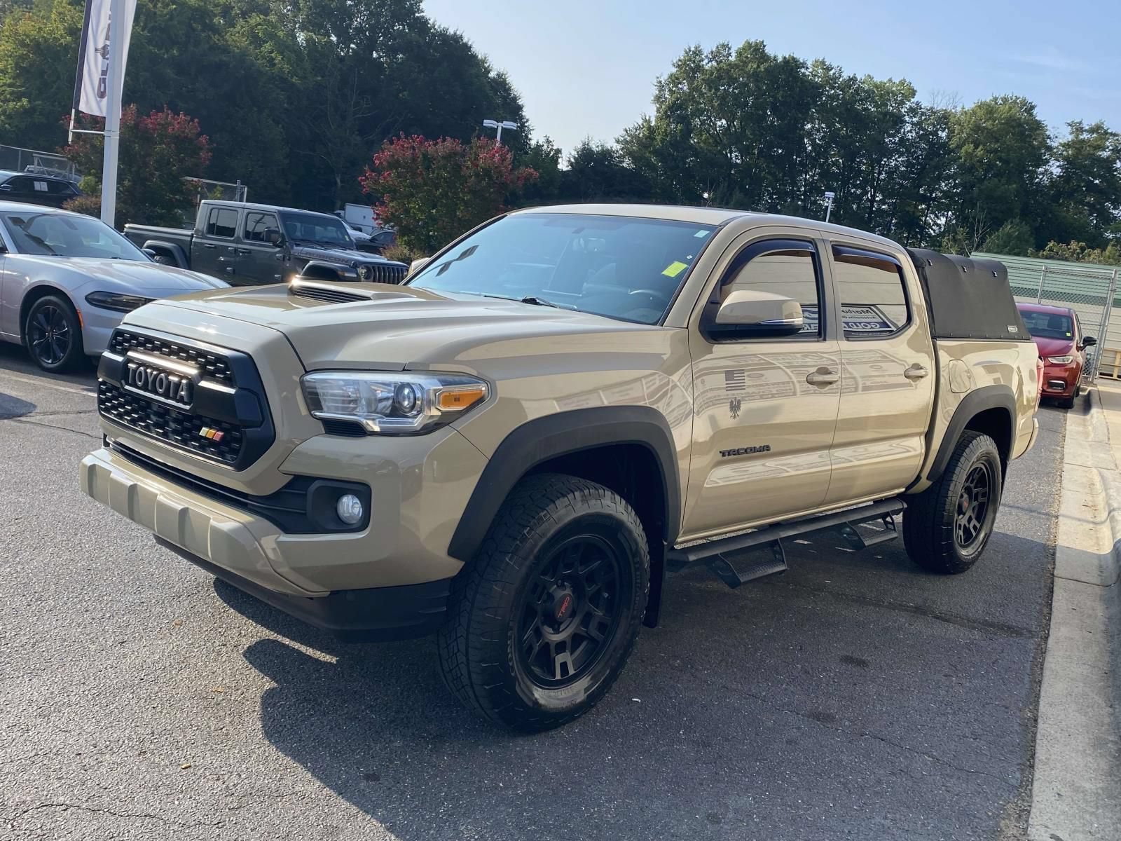 Used 2017 Toyota Tacoma TRD Sport AWD/4WD image 3