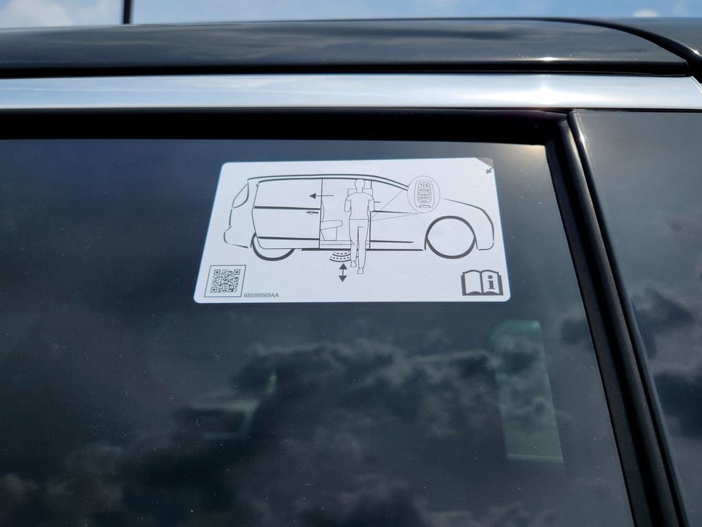 New 2025 Chrysler Pacifica Select w/ Uconnect Theater Family Group image 30