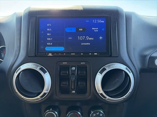 Used 2014 Jeep Wrangler Unlimited Sahara w/ Connectivity Group AWD/4WD image 21