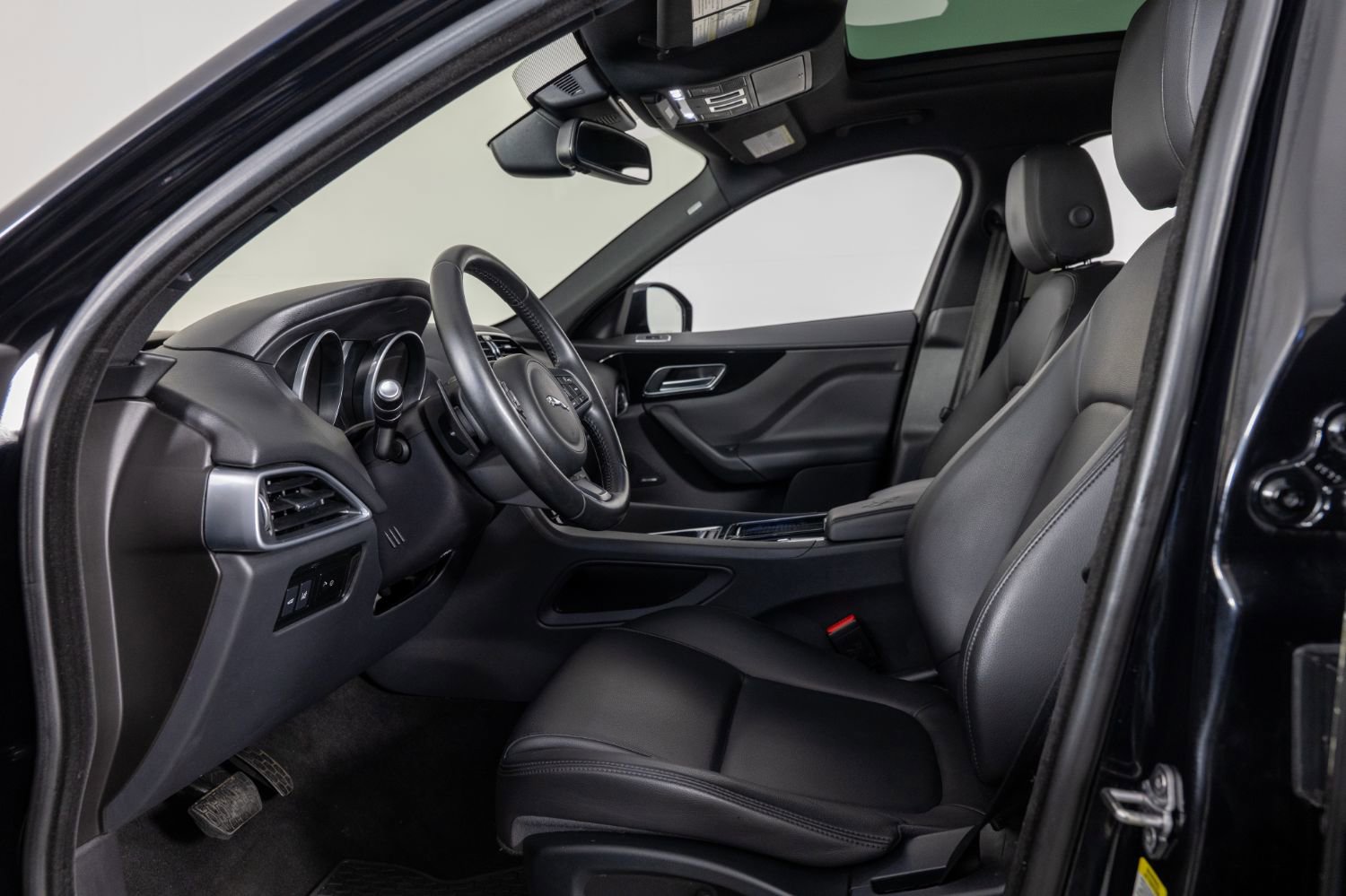 Used 2018 Jaguar F-PACE Premium image 13