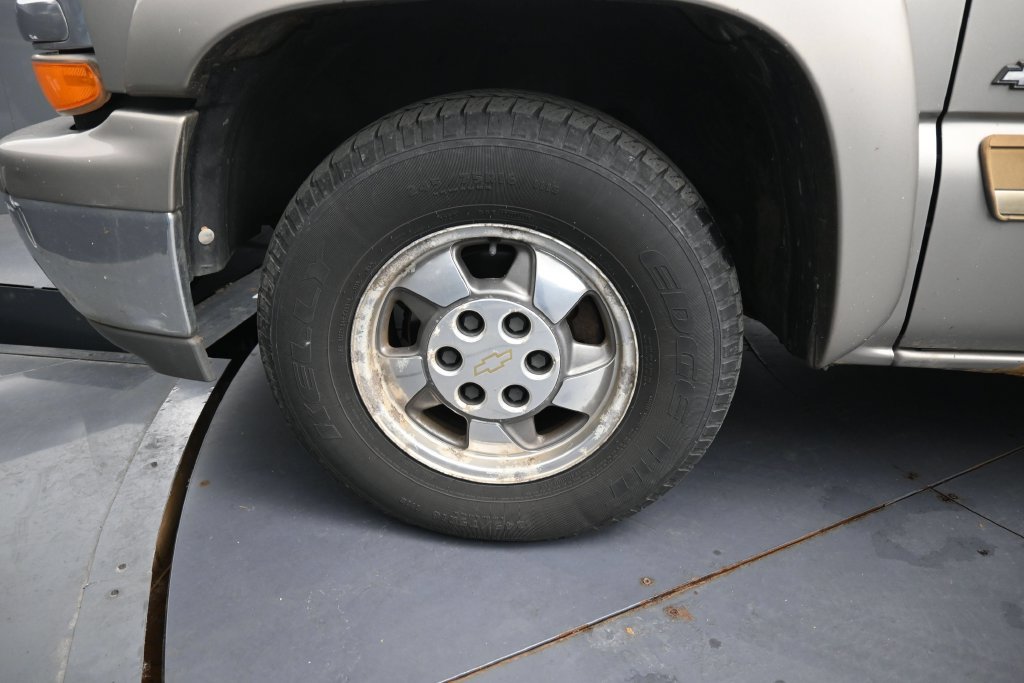 Used 2000 Chevrolet Suburban LT w/ LT Preferred Equipment Group AWD/4WD image 11
