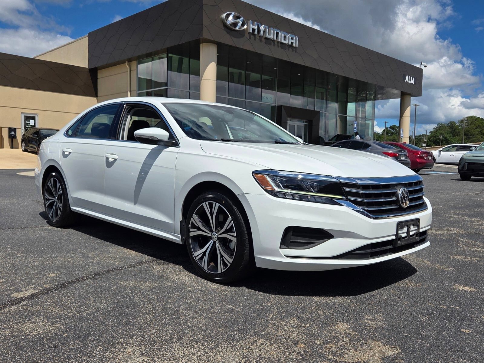 Used 2022 Volkswagen Passat 2.0T SE FWD image 1