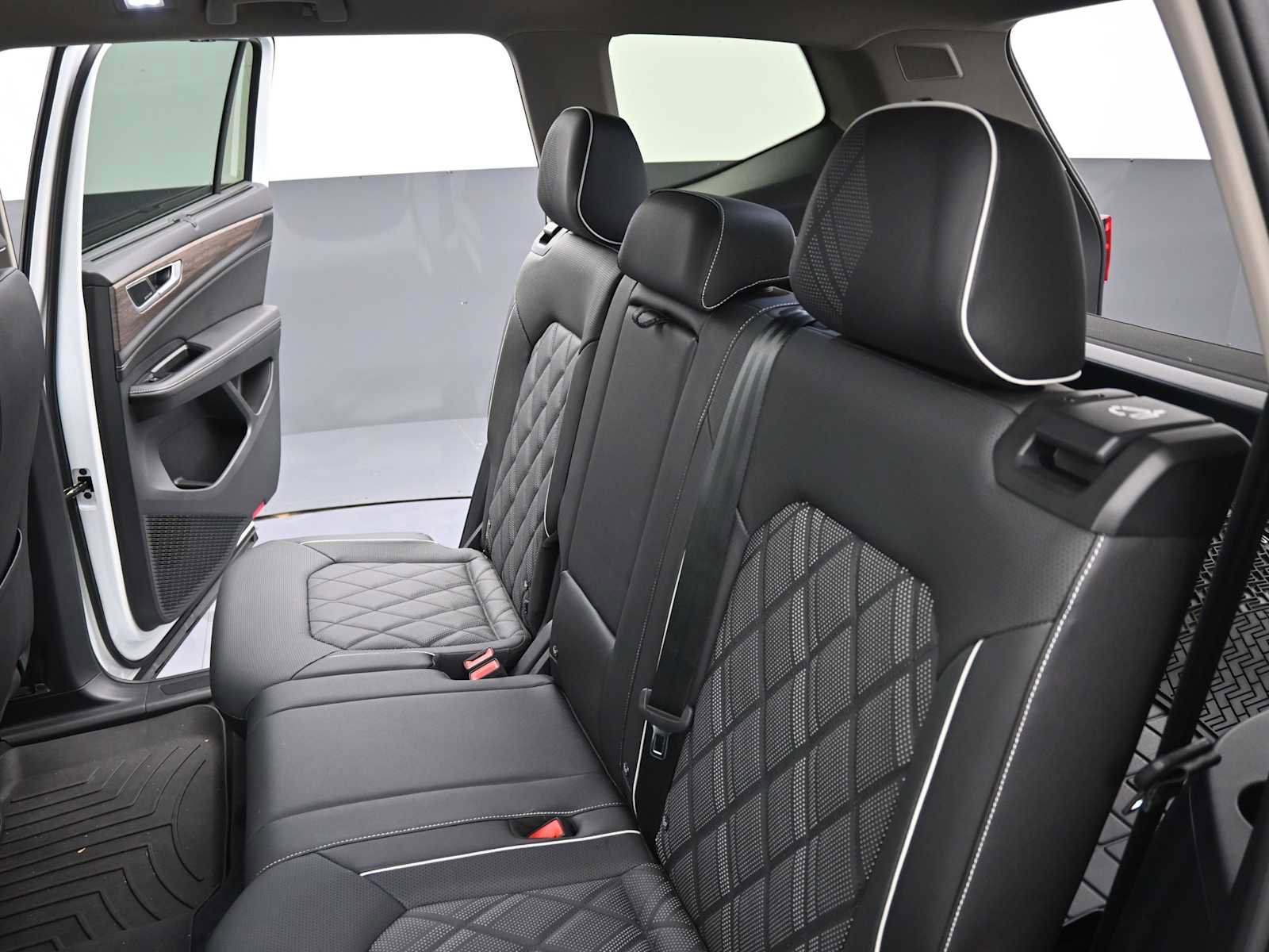 Used 2025 Volkswagen Atlas SEL Premium R-Line image 24