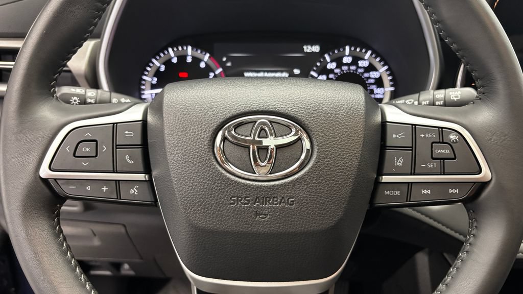 Used 2025 Toyota Highlander XLE AWD/4WD image 22