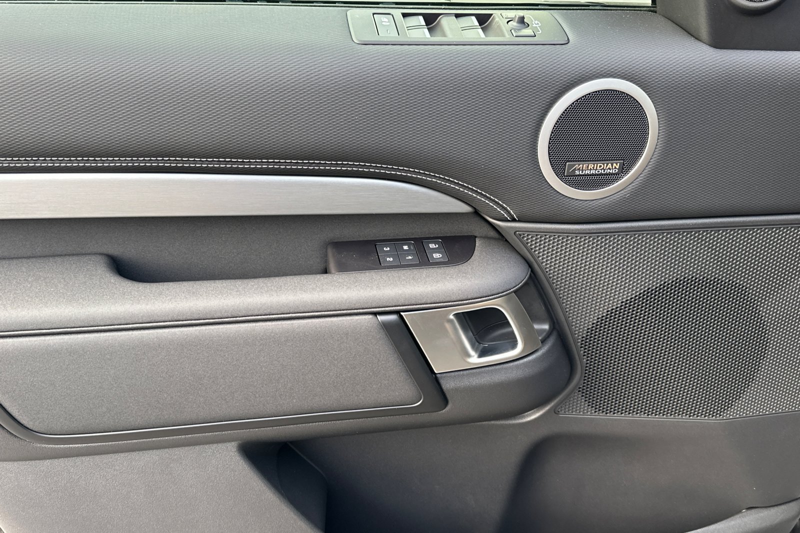 New 2025 Land Rover Discovery Dynamic SE AWD/4WD image 11