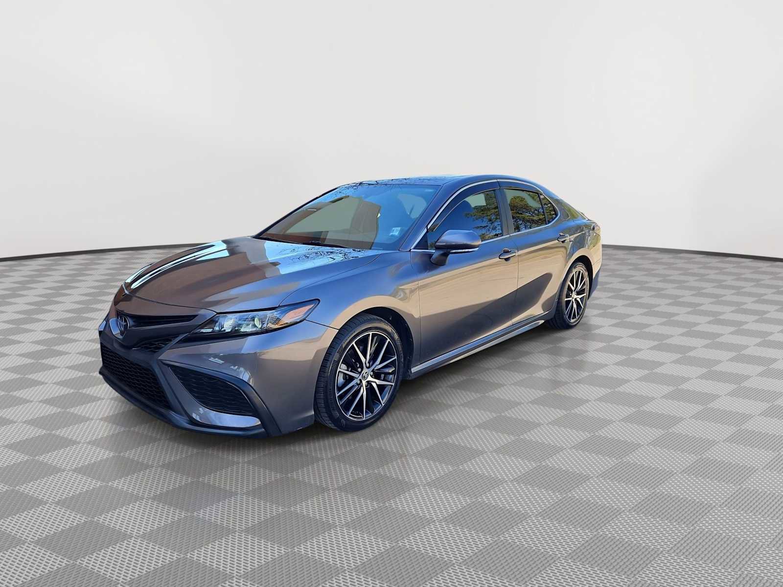 Used 2022 Toyota Camry SE w/ Cold Weather Package image 4