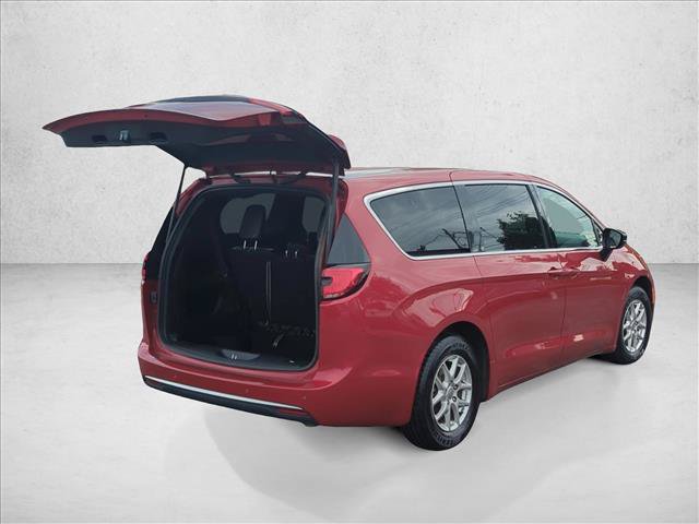 Used 2025 Chrysler Pacifica Select FWD image 8
