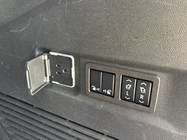 Used 2023 GMC Yukon XL Denali image 8