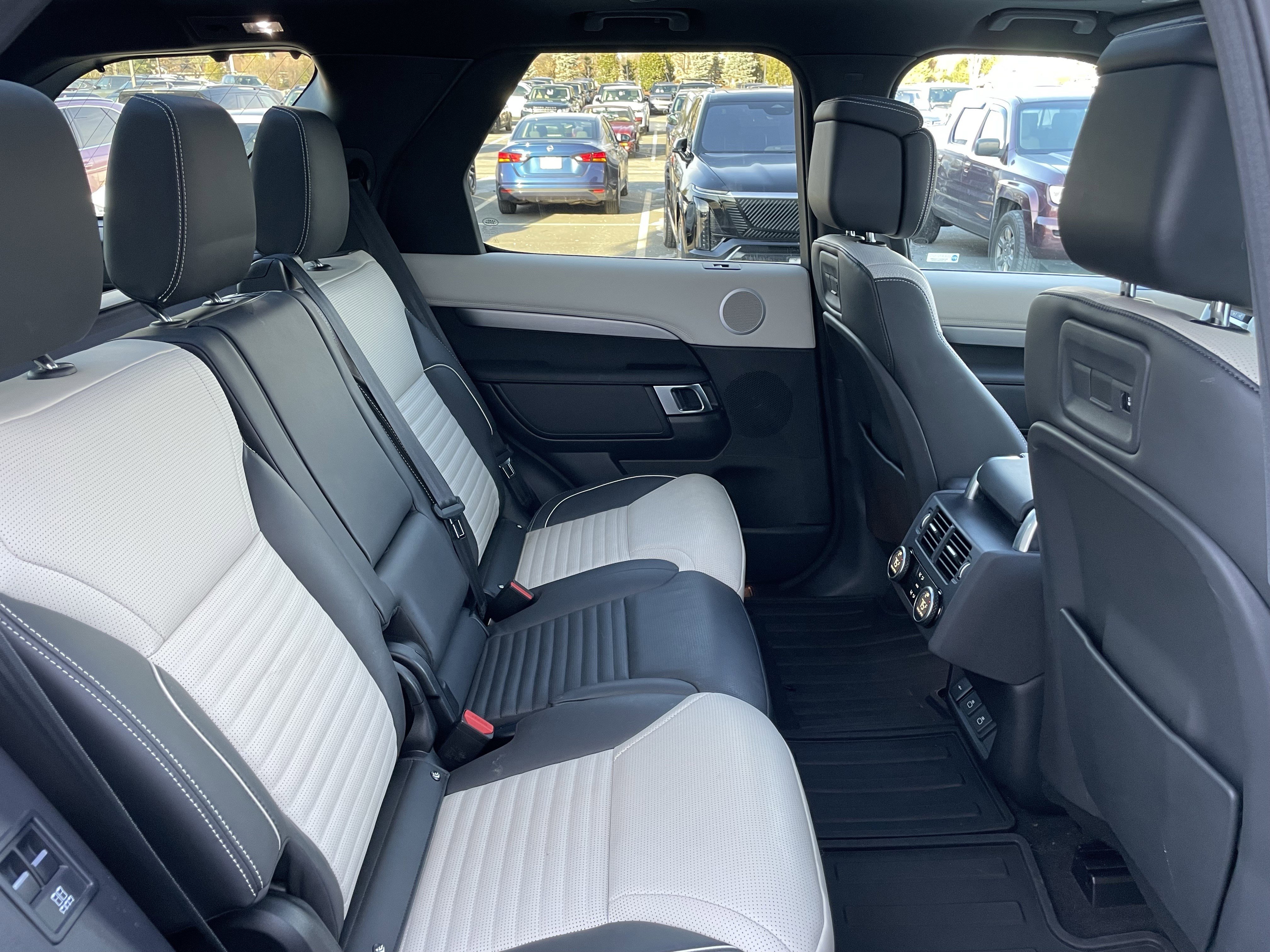 Used 2024 Land Rover Discovery Dynamic SE image 31