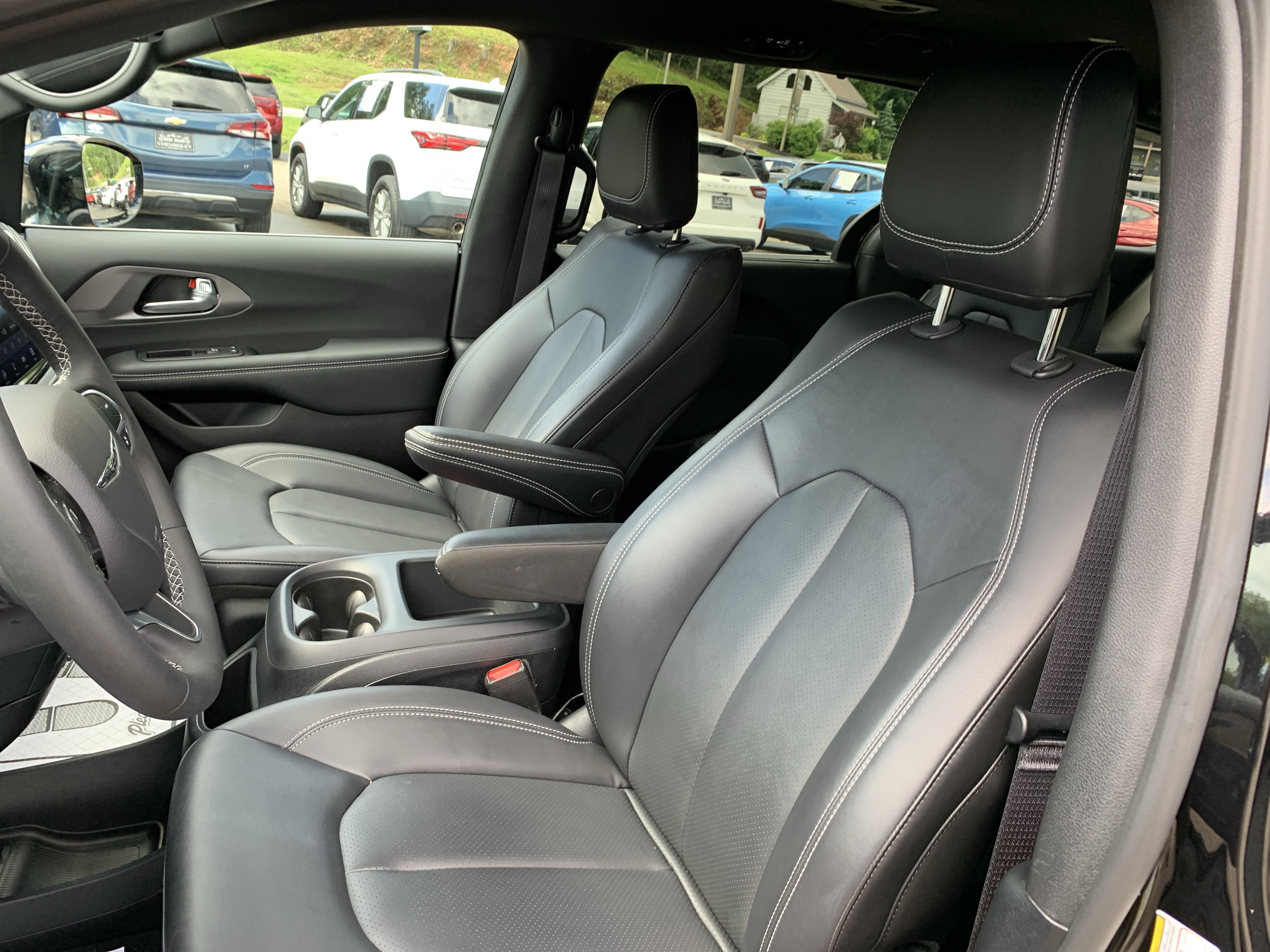 Used 2025 Chrysler Pacifica Select FWD image 12
