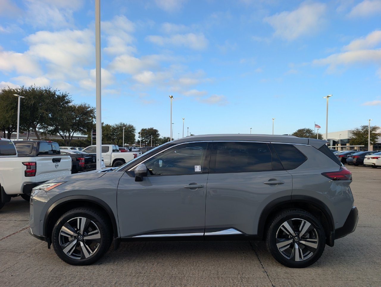 Used 2021 Nissan Rogue Platinum FWD image 3
