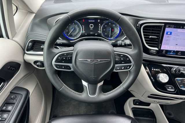 Used 2023 Chrysler Pacifica Touring-L AWD/4WD image 15